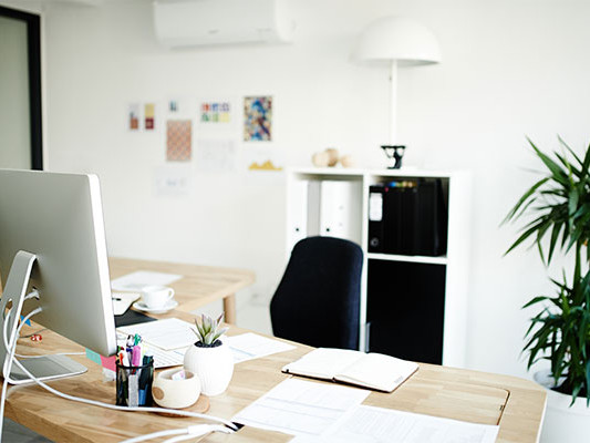 Ein leerer Schreibtisch in einem B&uuml;ro